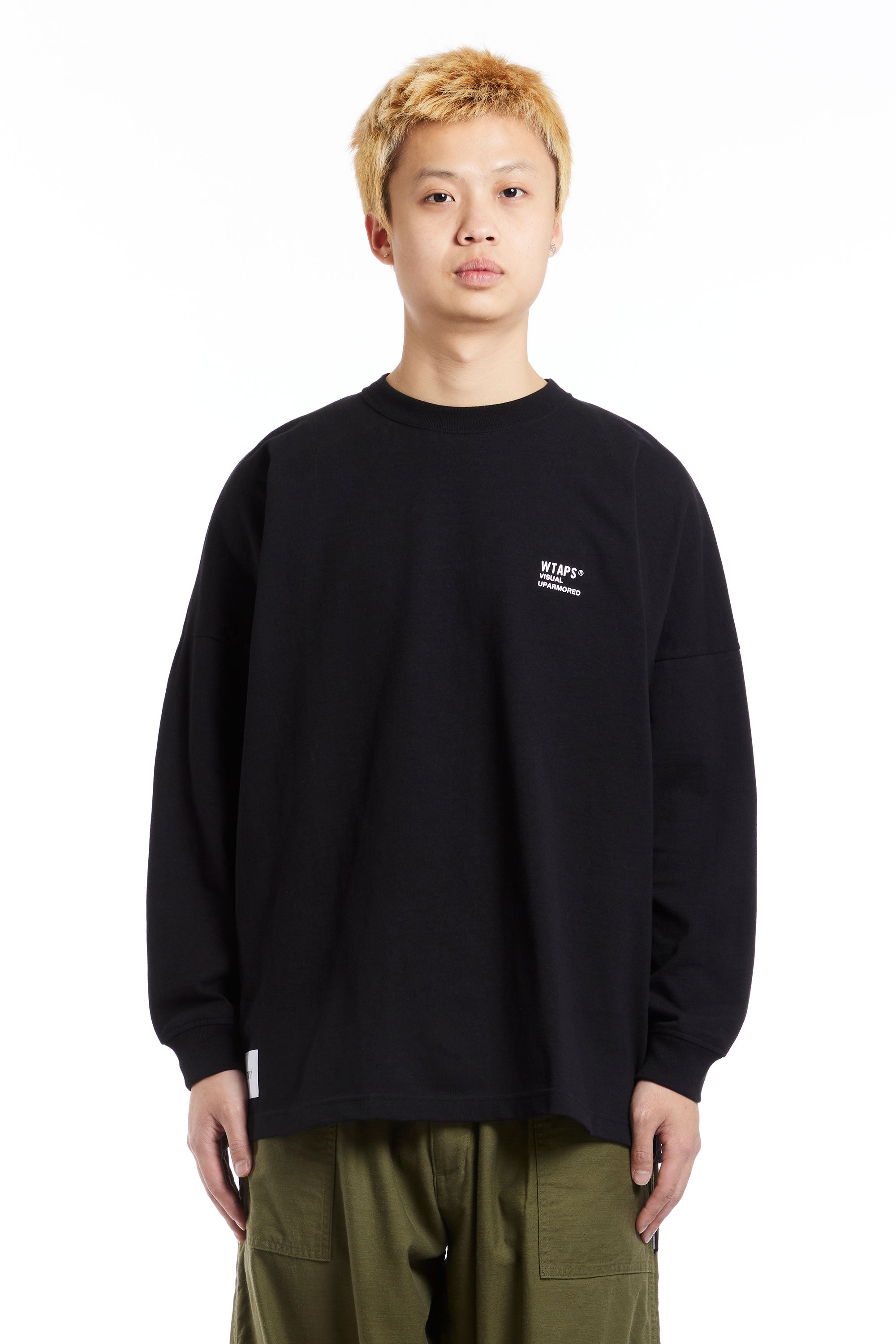 The VISUAL UPARMOURED WTVUA LS FORTLESS TEE SS24 BLACK available online with global shipping, and in PAM Stores Melbourne and Sydney.