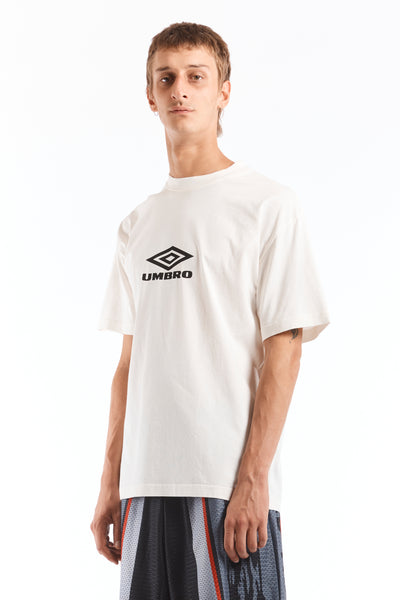 Tシャツ・カットソー UMBRO Fresh small logo short sleeve t-shirt white UQ121SRS14 Umbro Mens White Sand - Adult Small Logo Tee - Umbro Sale T